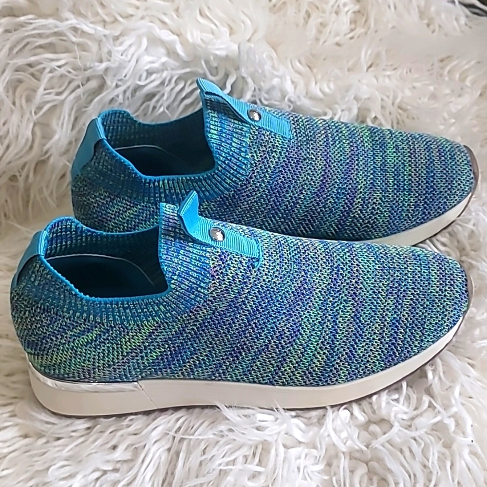 Anne Klein slip-on sneaker, size 8. Beautiful turquoise color